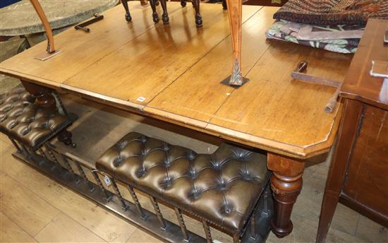 A late Victorian light oak extending dining table with two leaves